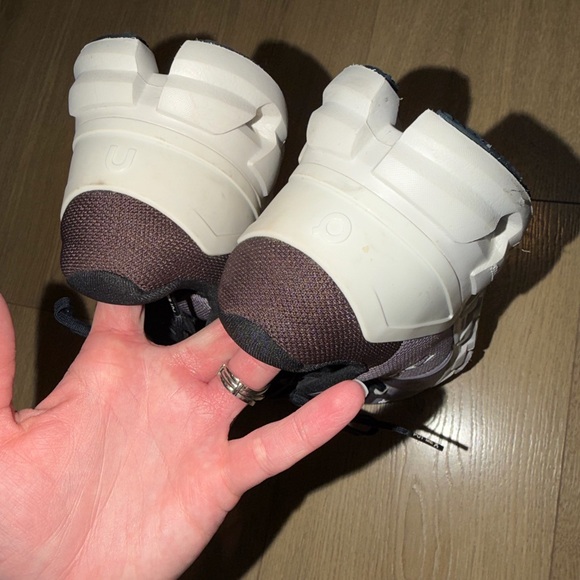 On Cloudflyer 4 Women's Shark | Pearl Size 8.5 - Picture 5 of 8